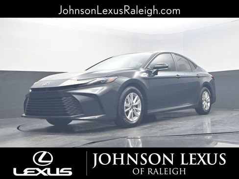 Used 2025 Toyota Camry image 18