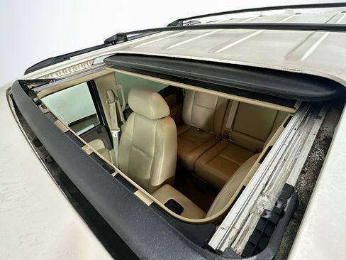 Used 2011 Chevrolet Avalanche LTZ image 22