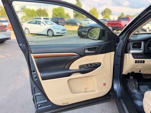 Used 2019 Toyota Highlander Limited Platinum FWD image 11