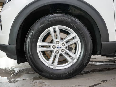 Used 2024 Ford Explorer XLT w/ Equipment Group 202A AWD/4WD image 29