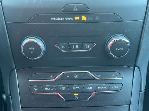 Used 2020 Ford Edge SE image 7