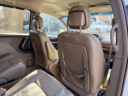 Used 2015 Chrysler Town & Country Touring image 16