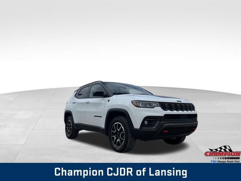 Used 2025 Jeep Compass Trailhawk AWD/4WD image 8