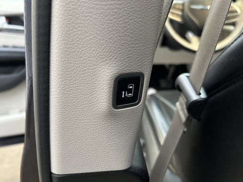 Used 2018 Chrysler Pacifica Limited image 19