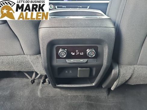 Used 2024 Chevrolet Traverse LT FWD image 21