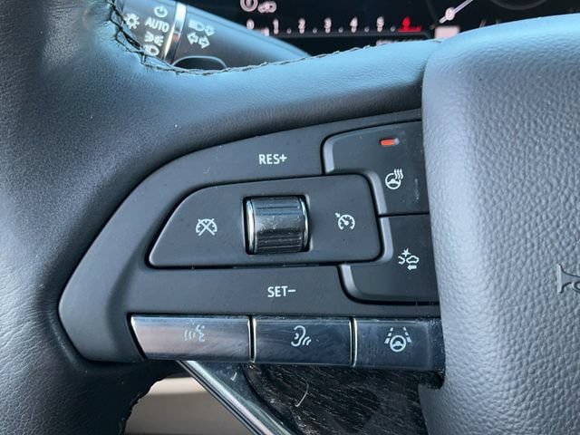 Used 2023 Cadillac Escalade Premium Luxury w/ Performance Package AWD/4WD image 32