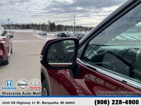 Used 2022 Toyota Highlander XLE image 5