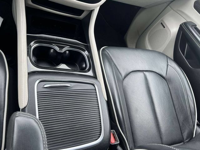 Used 2022 Chrysler Pacifica Limited FWD image 13