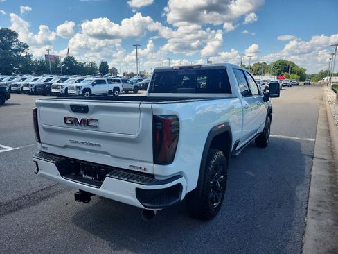 Used 2025 GMC Sierra 2500 AT4 w/ AT4 Premium Plus Package AWD/4WD image 3