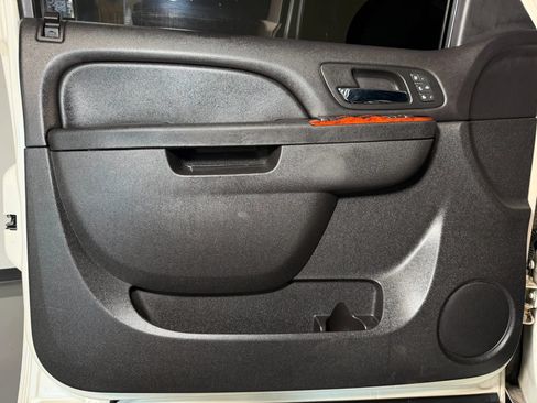 Used 2013 Chevrolet Avalanche LTZ RWD image 22