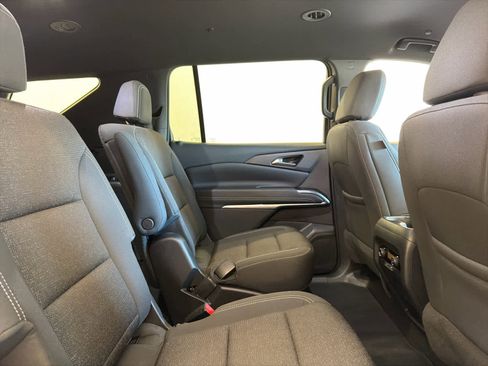Used 2025 Chevrolet Traverse LT image 32