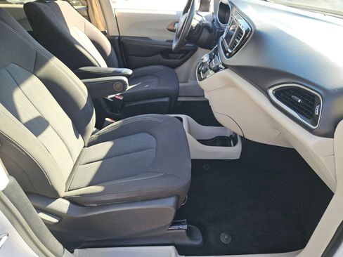 Used 2021 Chrysler Voyager LX image 19