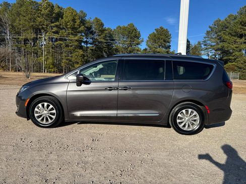Used 2018 Chrysler Pacifica Touring-L w/ Advanced Safetytec Group image 9