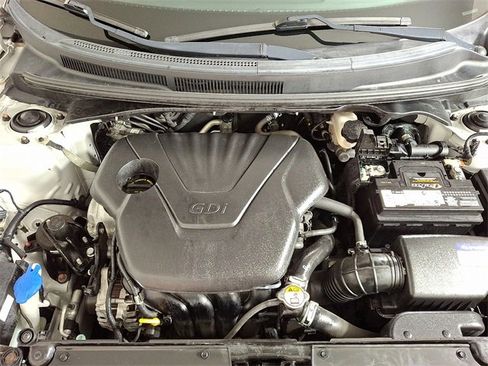 Used 2017 Hyundai Veloster Value Edition image 28