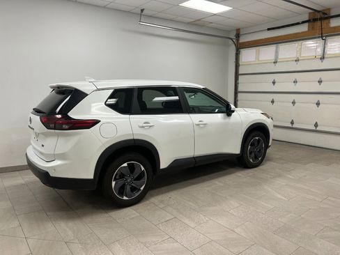 Used 2024 Nissan Rogue SV image 3