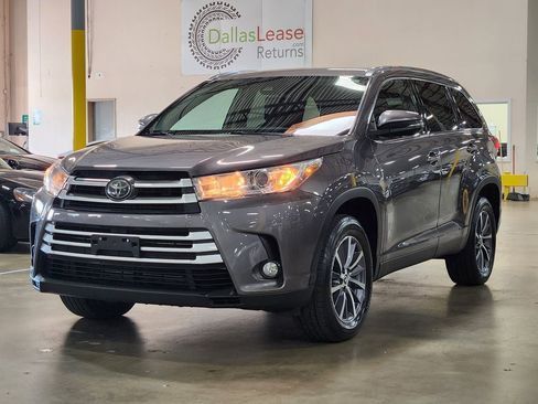 Used 2019 Toyota Highlander XLE FWD image 4