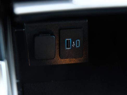 Used 2023 Ford Explorer XLT w/ Equipment Group 202A RWD image 26