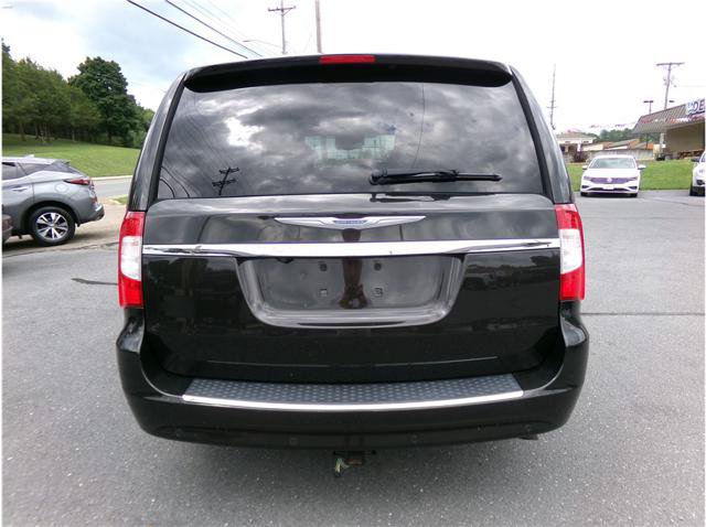 Used 2014 Chrysler Town & Country Touring-L FWD image 16