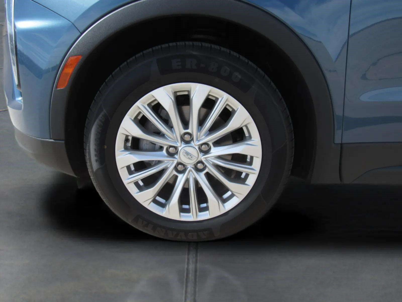 Used 2024 Cadillac XT4 Luxury w/ Cold Weather Package FWD image 4