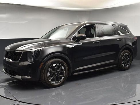 Certified 2025 Kia Sorento S image 4