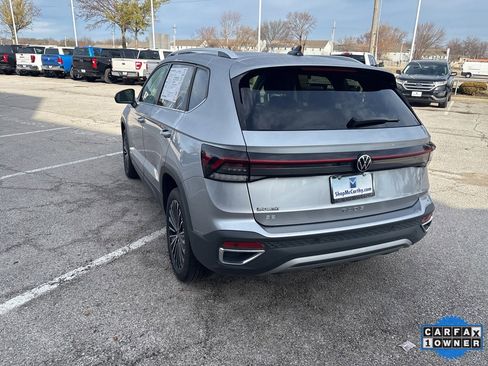 Used 2025 Volkswagen Taos SE image 24