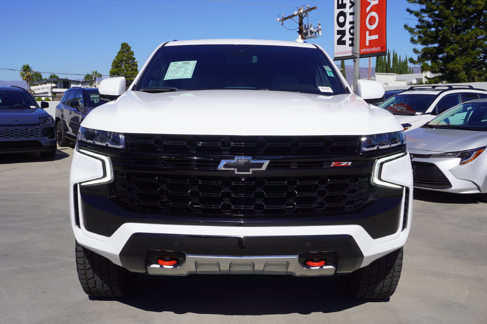 Used 2023 Chevrolet Tahoe Z71 w/ Luxury Package AWD/4WD image 3