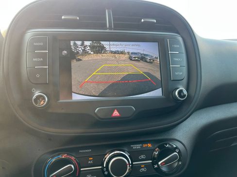 Used 2025 Kia Soul LX w/ LX Technology Package FWD image 24