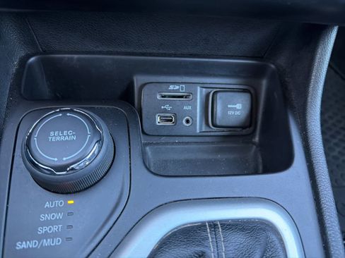 Used 2018 Jeep Cherokee Latitude Plus w/ Comfort/Convenience Group image 15