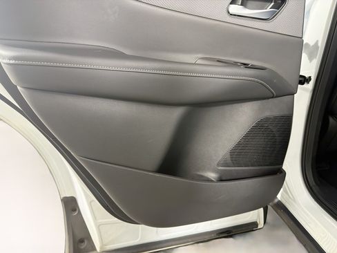 Used 2025 Nissan Murano SV AWD/4WD image 24