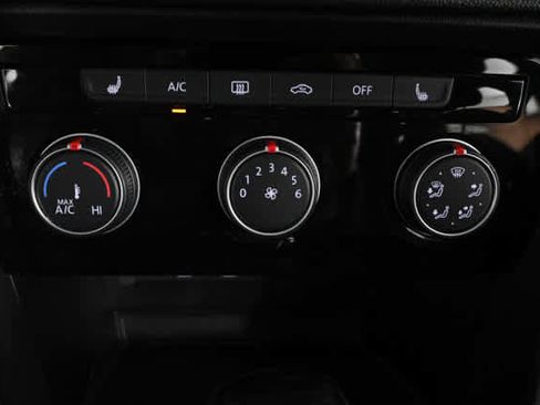 Used 2023 Volkswagen Taos SE w/ Panoramic Sunroof Package FWD image 26