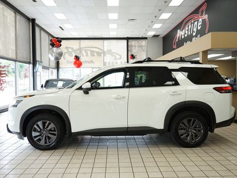Used 2022 Nissan Pathfinder SV AWD/4WD image 3