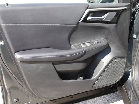 Used 2025 Mitsubishi Outlander SE image 8