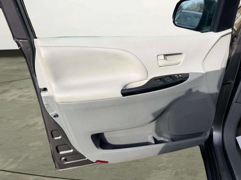 Used 2013 Toyota Sienna LE image 14