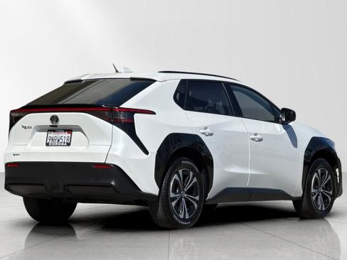 Used 2024 Toyota bZ4X XLE w/ Weather Package FWD image 5