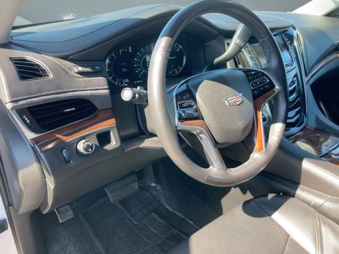 Used 2018 Cadillac Escalade ESV Luxury image 4