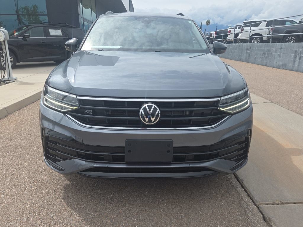 Used 2023 Volkswagen Tiguan SE R-Line FWD image 2