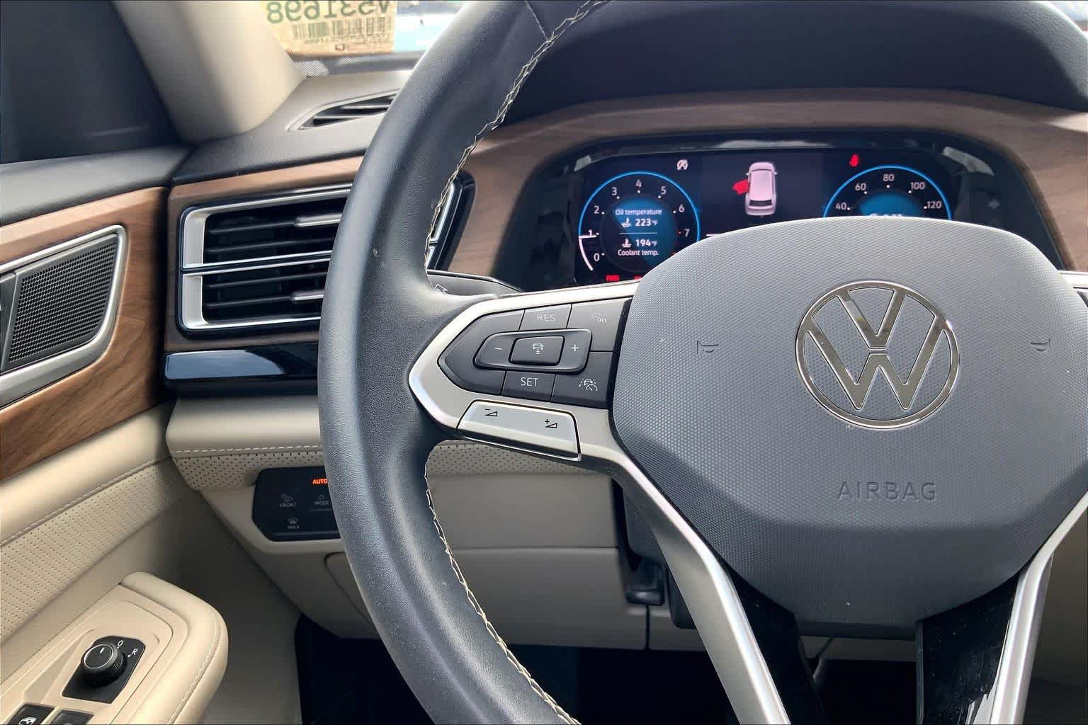 Used 2024 Volkswagen Atlas SE w/ Panoramic Sunroof Package FWD image 24
