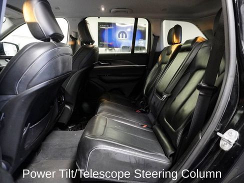 Used 2023 Jeep Grand Cherokee Limited w/ Luxury Tech Group II image 9