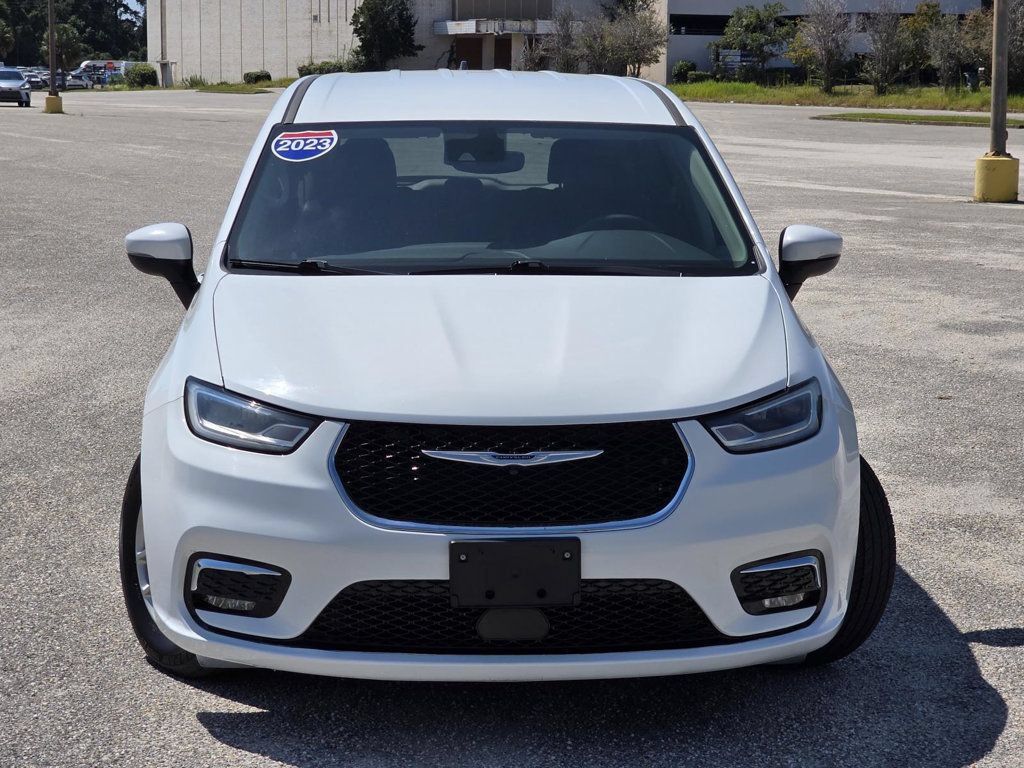 Used 2023 Chrysler Pacifica Touring-L FWD image 3