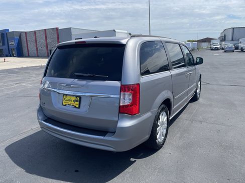 Used 2016 Chrysler Town & Country Touring FWD image 8