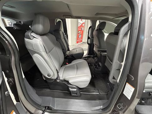 Used 2022 Toyota Sienna XLE FWD image 44