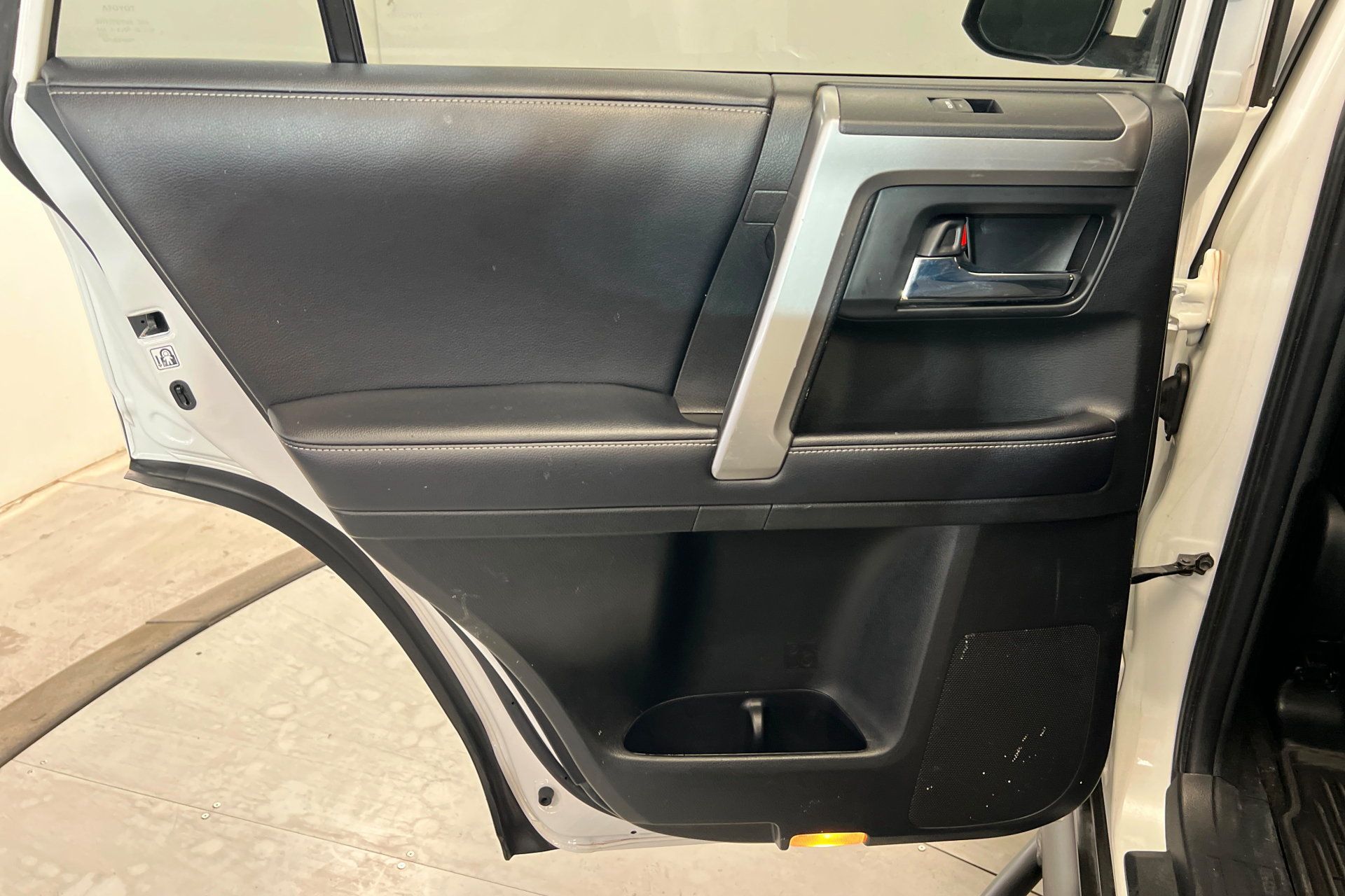 Used 2018 Toyota 4Runner SR5 AWD/4WD image 19