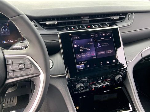 Certified 2025 Jeep Grand Cherokee Altitude image 6