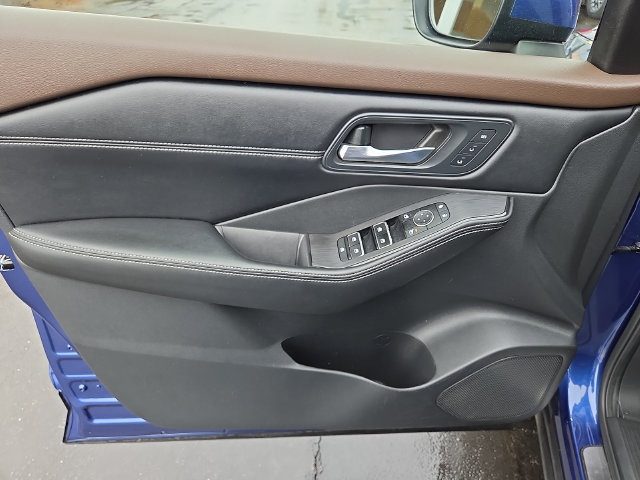 Used 2023 Nissan Rogue SL AWD/4WD image 13