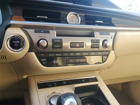 Used 2013 Lexus ES 300h image 30