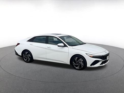 Used 2025 Hyundai Elantra SEL image 2