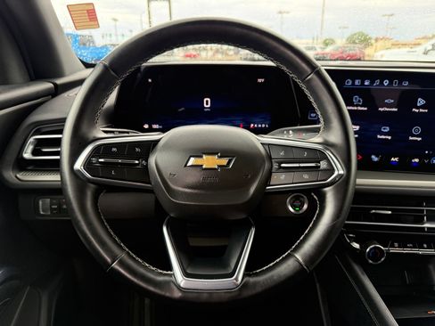 Used 2025 Chevrolet Traverse LT FWD image 17