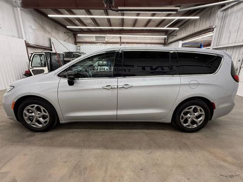 Used 2024 Chrysler Pacifica Limited FWD image 5
