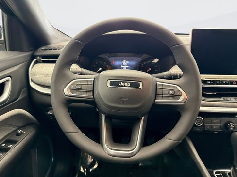 Used 2023 Jeep Compass Latitude image 12