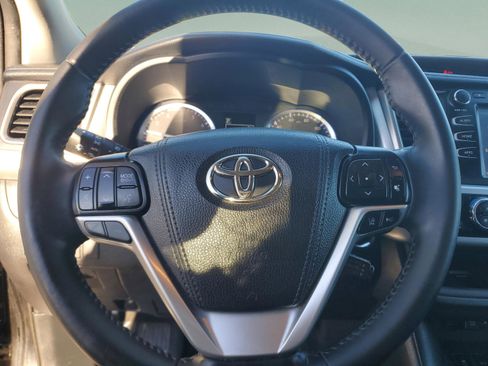 Used 2019 Toyota Highlander XLE image 21